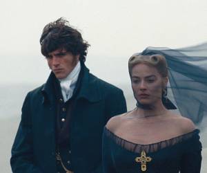 Protagonizada por Margot Robbie, la adaptación del clásico de Emily Brontë debuta con 82 millones de dólares globales, superando las expectativas y consolidando el regreso de los dramas románticos a la gran pantalla.