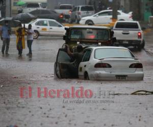 Varios carros se quedaron atrapados en las calles inundadas.