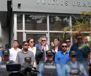 El expresidente Hernández llegó con su familia a la Corte Suprema de Justicia.