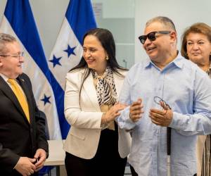 La ministra de Sedesol Fátima Juárez, en compañía del designado presidencial Carlos Flores, participaron en la firma de convenios con representantes de las organizaciones del sector discapacidad.