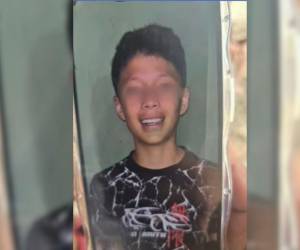 El adolescente desapareció en la playa El Edén, en Marcovia, cuando disfrutaba del Feriado Morazánico con su familia. Tres menores fueron rescatados, mientras los socorristas continúan buscando al niño.