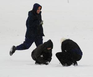 Una nevada comenzó este domingo en la fronteriza Ciudad Juárez, en el norte de México, donde la nieve ya se acumula en varios sectores, acompañada de lluvias y un marcado descenso de la temperatura que, de acuerdo con las autoridades, se intensificará en los próximos días.
