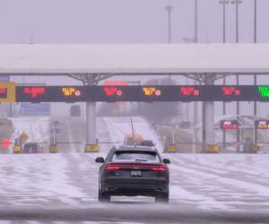 Se han emitido alertas de una potente tormenta invernal y frío extremo, con pronóstico de frío, nieve y aguanieve, que está afectando el norte de Texas y otros estados. Aquí las imágenes.