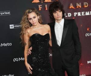 Miley Cyrus vuelve a acaparar titulares, esta vez por una noticia que ha emocionado profundamente a sus seguidores: su compromiso con el músico Maxx Morando, con quien mantiene una relación desde hace casi cuatro años.