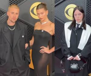 Las cámaras captaron a los artistas posando con los pins mientras llegaban al Crypto.com Arena en el centro de Los Ángeles.