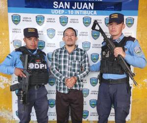 El joven Juan Ramón Quintano Pérez al ser arrestado por la Policía Nacional (PN), en San Juan, Intibucá.