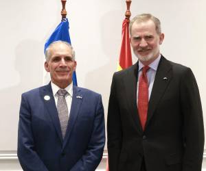 El presidente Nasry Asfura aprovechó su visita a Chile para pactar el encuentro con el Rey Felipe VI.