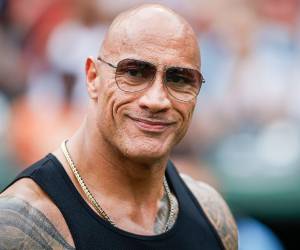 En una entrevista publicada por Esquire, Dwayne Johnson reveló que descubrió un bulto doloroso en uno de sus testículos, una situación que lo dejó paralizado ante la posibilidad de un cáncer. Lo que vino después fue una carrera contrarreloj entre el miedo, el deber profesional y una soledad elegida.