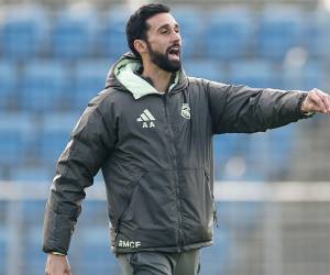 Álvaro Arbeloa dirigiendo su primer entrenamiento.