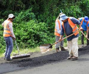 Los trabajos de bacheo se realizan desde hace varias semanas con el fin de ofrecer carreteras óptimas para Semana Santa