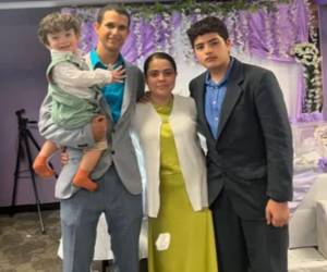 Rebeca Santos junto a su esposo y sus dos hijos.
