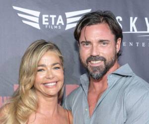 Durante una audiencia marcada por tensos testimonios y relatos contradictorios, un tribunal de Los Ángeles resolvió a favor de Denise Richards, quien interpuso una demanda legal contra su exesposo Aaron Phypers. La decisión judicial, emitida el 7 de noviembre, impone restricciones estrictas al actor y empresario.