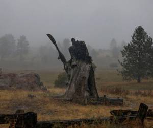Los restos de un huracán que azotó México también están trayendo fuertes vientos que avivan las llamas del fuego en California.