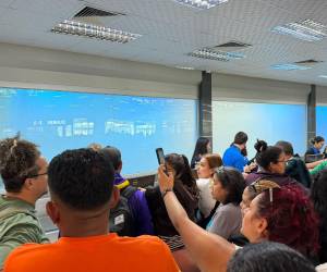 Los pasajeros exigen respuestas a la aerolínea.