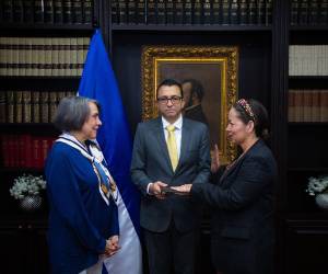 La secretaria de Relaciones Exteriores y Cooperación Internacional, Mireya Agüero, al momento de juramentar a Sandra Ponce Aguilera, como embajadora de Honduras ante la República Federal de Alemania.