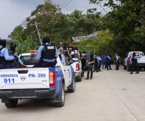 Decenas de agentes policiales y militares llegaron la tarde de este jueves 21 de mayo para intervenir la zona de Corinto, en el municipio de Omoa, Cortés, luego de la muerte de al menos cinco agentes de la Dirección Policial Anti Maras y Pandillas Contra el Crimen Organizado (Dipampco) y tres civiles. Aquí más detalles.