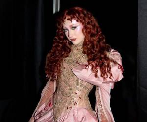 Semanas después de que un guardaespaldas protagonizara un tenso episodio con la hija del actor Jude Law, Chappell Roan regresó a la escena pública en la primera jornada del festival Coachella 2026.