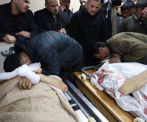 Los familiares de los dos hermanos palestinos muertos en un ataque de colonos israelíes lloraron este lunes su muerte. Aquí las dolorosas imágenes del hecho.