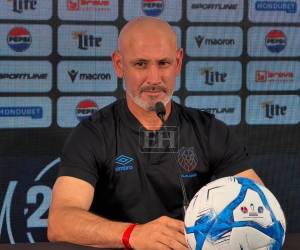Espinel estuvo presente en la conferencia previo a la Supercopa entre Olimpia y Motagua.