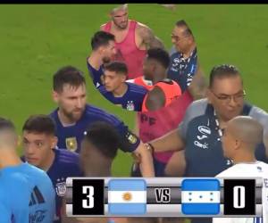 Momento exacto en el que el kinesiológo Gerardo Mejía tomó del brazo a Lionel Messi para poder tomarse una foto al finalizar el partido amistoso entre Honduras y Argentina.