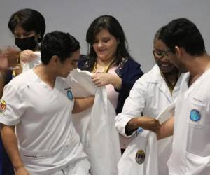 Este año son 180 médicos los que fueron beneficiados con una beca para estudiar una de las especialidades médicas.