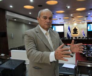 En la Cámara y en los pasillos del Congreso Nacional, Norman Arévalo es considerado como el mentor de varias generaciones de congresistas a través de los últimos 44 años. Ha conocido a todos los legisladores desde 1982 y ha sido la mano derecha de todos presidentes que ha tenido el Congreso Nacional.