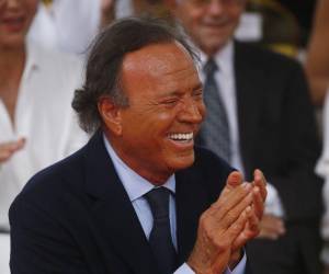 Julio Iglesias, cantante de grandes éxitos musicales como: Me olvidé de vivir, Lo mejor de tu vida, Me va, me va, pide archivar la investigación contra él y detener el daño reputacional.