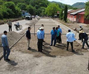 En el municipio de Texiguat, El Paraíso, se realiza la pavimentación de un importante tramo con concreto hidráulico, lo que permitirá una mejor movilidad por la zona.