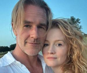 Hubo anillos nuevos, flores que alguien se encargó de conseguir a toda prisa, velas encendidas alrededor de una cama y una canción que lo dijo todo al final. Así transcurrió la última promesa que James Van Der Beek le hizo a Kimberly, su esposa desde 2010, horas antes de que él muriera el 11 de febrero de 2026 a causa del cáncer colorrectal que le habían diagnosticado dos años atrás.