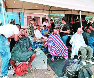 Los futuros barberos, formados en el Infop, demuestran su talento en jornadas de corte de cabello gratuito en las comunidades.