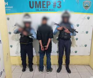 Agentes de la Policía Nacional detuvieron al menor infractor en posesión de un arma de fuego y marihuana y lo remitieron a las autoridades competentes para continuar con el proceso judicial.