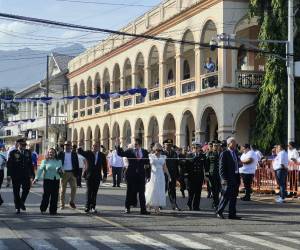 Las autoridades municipales inauguraron los desfiles en la novia de Honduras.