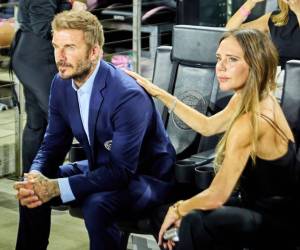 David Beckham ha entrado en la historia del deporte británico al convertirse en el primer atleta del país en alcanzar la categoría de billonario. Así lo recoge el Sunday Times Rich List 2026, que cifra el patrimonio conjunto del exfutbolista y su esposa, la diseñadora Victoria Beckham, en 1.580 millones de dólares, frente a los 666 millones estimados el año anterior.