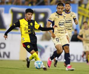 Roberto Osorto está en el medio del campo del Real España ante el Motagua.