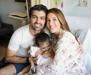 La periodista estadounidense de ascendencia hondureña, Maity Interiano, conmovió a sus miles de seguidores al anunciar el nacimiento de su segunda hija, Camille. A través de una publicación cargada de sentimiento, la comunicadora compartió las primeras fotografías de la pequeñita, quien llegó al mundo el 26 de marzo. A continuación las tiernas imágenes.