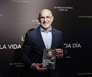 “Van a estar, si Dios quiere”, afirmó el seleccionador al ser preguntado por su disponibilidad durante la presentación de su biografía, 'La vida se entrena cada día'.