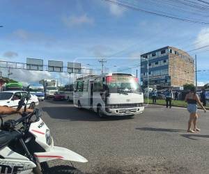 Una toma de transportistas provocó caos vehicular en el anillo periférico de Tegucigalpa, a la altura de la colonia Arturo Quezada, cuando manifestantes exigieron reparar 2.7 kilómetros de calle que conduce a las colonias Jerusalén, Australia, Santa Clara y Cuatro Aldeas, debido al deterioro de sus unidades y la falta de respuesta a sus solicitudes. Aquí las imágenes del caos en el tráfico.