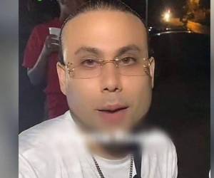 Por dos de las víctimas se le atribuye el delito de asesinato, mientras que por la tercera enfrenta acusación por femicidio agravado.