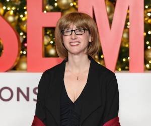 La autora continuará escribiendo bajo su seudónimo, mientras su obra sigue expandiéndose con adaptaciones cinematográficas protagonizadas por Sydney Sweeney y Amanda Seyfried.