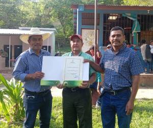 Los representantes de la comunidad Indígena Maya Chortí de San Antonio de Tapescox, en el departamento de Copán, recibieron el título de propiedad otorgado por el Instituto Nacional Agrario (INA).