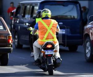 Con la reforma aprobada este martes queda fijado como obligatorio su uso entre las 6 de la tarde y las 6 de la mañana, horario donde los motociclistas son más vulnerables a siniestros viales.