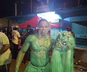 El Indio Bárbaro es una tradición garífuna que se mantiene viva en Trujillo, Colón, y que se manifiesta a través de recorridos por las calles como símbolo de identidad y memoria cultural.