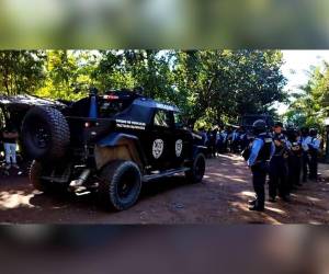 Hasta el lugar llegaron varias tanquetas y decenas de agentes policiales.
