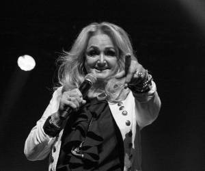 La cantante británica Bonnie Tyler, fallecida en un hospital de Portugal a los 75 años, mantenía desde hacía décadas una estrecha relación con el Algarve, región del sur del país donde residía parte del año y donde fue ingresada en mayo tras sufrir un problema intestinal que obligó a una intervención quirúrgica de urgencia.