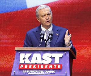 El abogado y exdiputado ultracatólico José Antonio Kast se sumó este domingo a la ola de líderes de extrema derecha que gobierna en parte del mundo y se convirtió, en el primer pinochetista desde el retorno a la democracia en llegar al poder en Chile.