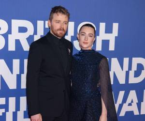 Saoirse Ronan no le dio mucha importancia a los rumores de que su esposo Jack Lowden será el nuevo James Bond. Amazon MGM no ha hecho el anuncio oficial, aunque el actor Gary Oldman dijo que ya habían decidido quién será el Agente 007.