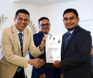 Un trágico accidente vial registrado el pasado viernes 26 de diciembre en la carretera CA-5, a la altura de Sabanagrande, cobró la vida del policía y abogado, Cristian Miguel Baca Carranza, causando conmoción. ¿Cómo era la víctima? Aquí algunas imágenes y detalles del lamentable hecho.