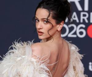 De los tutús plisados a los imponentes tocados de Rafa Peinador, la propuesta estética de la artista en Madrid redefine la conexión entre la iconografía religiosa y la vanguardia de la moda actual.