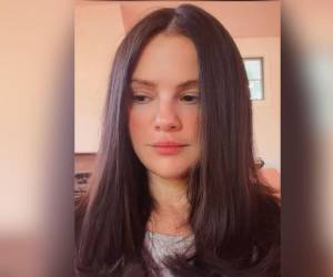 Selena Gómez reveló que el consumo de nicotina mediante el vapeo tuvo consecuencias en su voz, una situación que la llevó a reflexionar públicamente sobre este hábito y sus efectos en la salud.