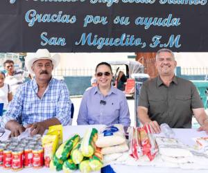 Fátima Juárez, titular de la Secretaría de Desarrollo Social (Sedesol), junto a Blas Ramos, Gobernador de Francisco Morazán, entregaron las raciones de alimento en el municipio de San Miguelito.